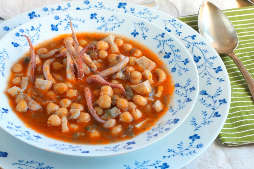 Garbanzos con calamares: la legumbre y el marisco se cruzan en una olla en menos de media hora