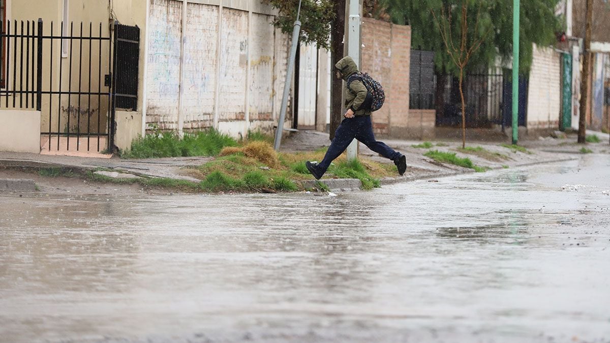 Nieve y lluvia golpean a Neuquén: el Servicio Meteorológico Nacional pone el ojo sobre la cordillera y la meseta