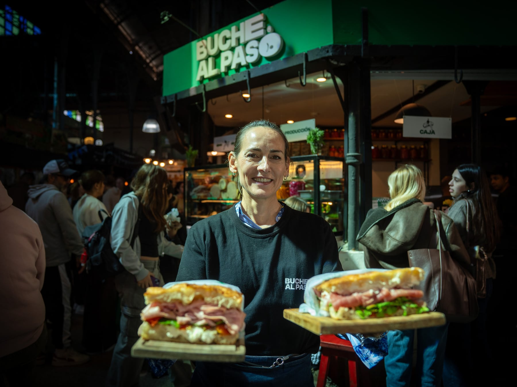 Buche al paso: la sanguchería de San Telmo que vende cien sándwiches diarios con pan de leña y fiambres propios