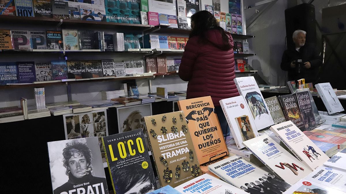 La Feria del Libro de Neuquén abre sus casetas en el Parque Central con libros desde dos mil pesos y combos que tientan al bolsillo