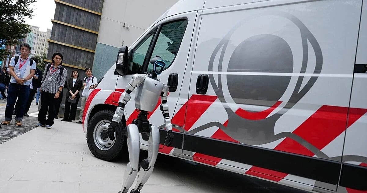 La ambulancia que cura robots: una empresa japonesa sale a la ruta con un humanoide de repuesto