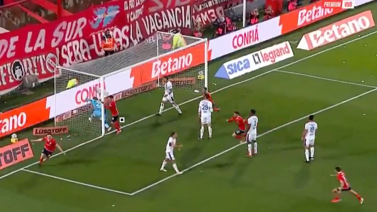 El pibe Arrayago le cocinó un cabezazo al Ciclón en el Libertadores de América y el Rojo se quedó con el clásico