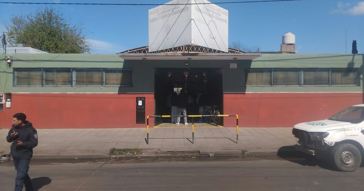 Un adolescente de 15 años entró con un revólver a un colegio de La Matanza y la mochila se le disparó en el piso