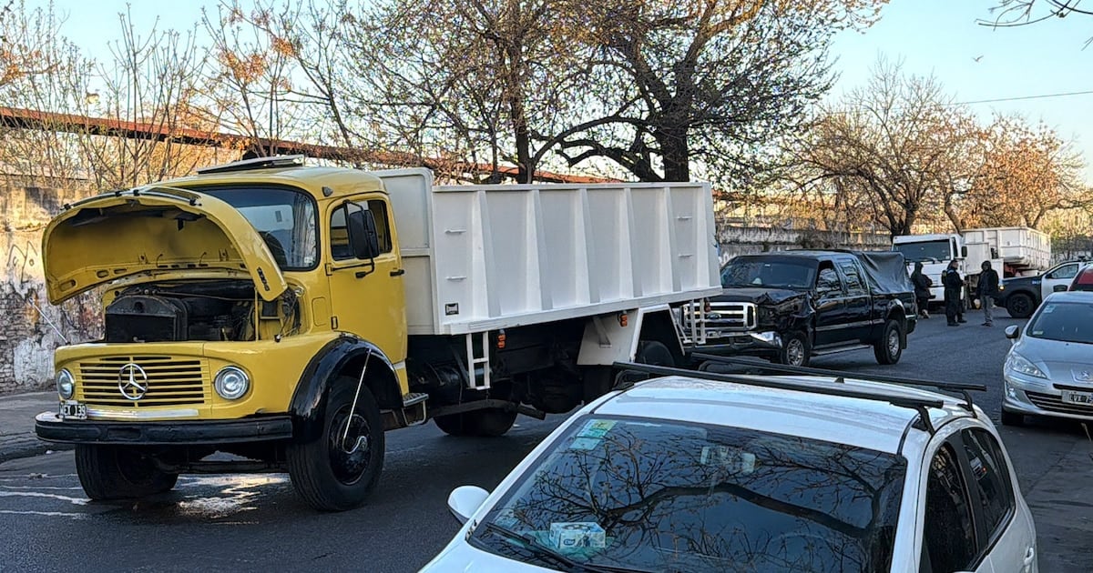 Una mujer de 72 años resultó herida en un choque entre un camión y una camioneta en Mataderos