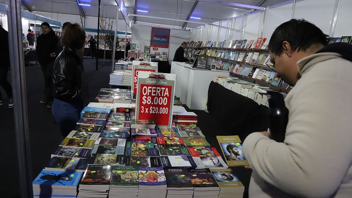 La Feria del Libro de Neuquén abre su última semana con teatro, talleres y voces locales