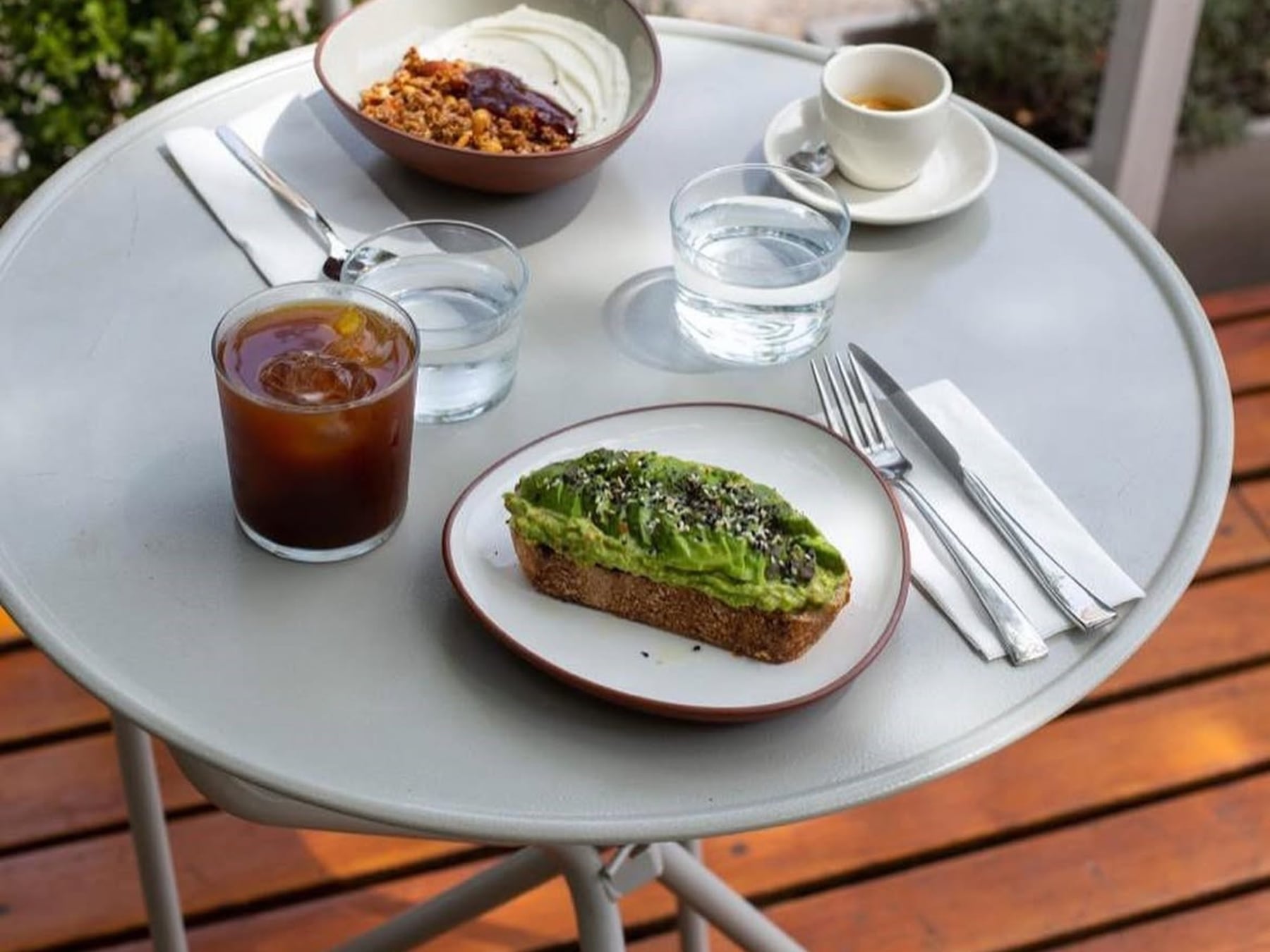 Tres, una cafetería de Colegiales con tostadero propio, lidera el ranking de los 100 mejores cafés de especialidad del país