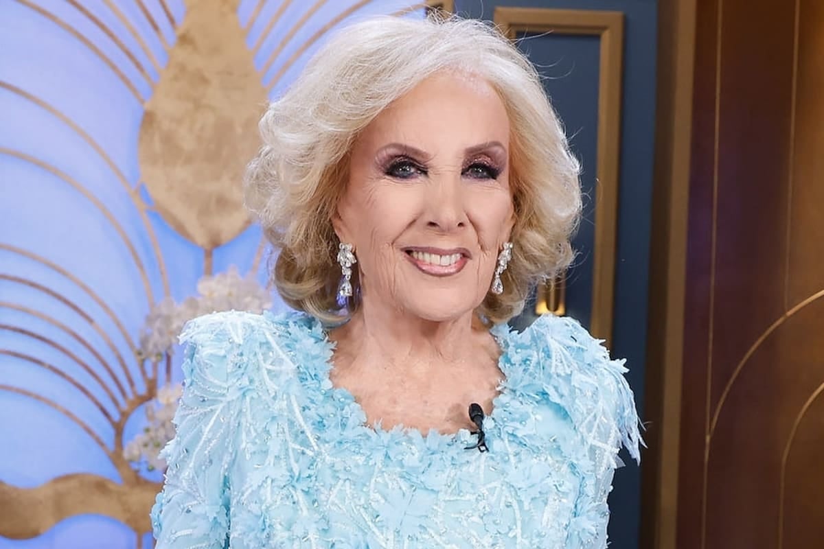 La tos que no se va: Juana Viale vuelve a calzarse el smoking de Mirtha mientras la abuela pelea por regresar a la pantalla