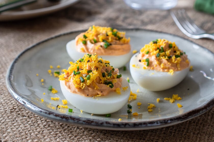 El truco de la yema tamizada: cómo lograr huevos rellenos con una crema más fina y aireada