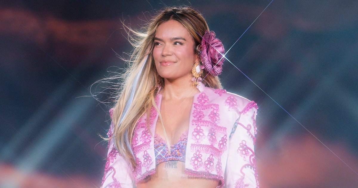 Karol G volvió a hacer patria tropical en Nueva Jersey y estrenó "BbY Wow" rodeada de amigos