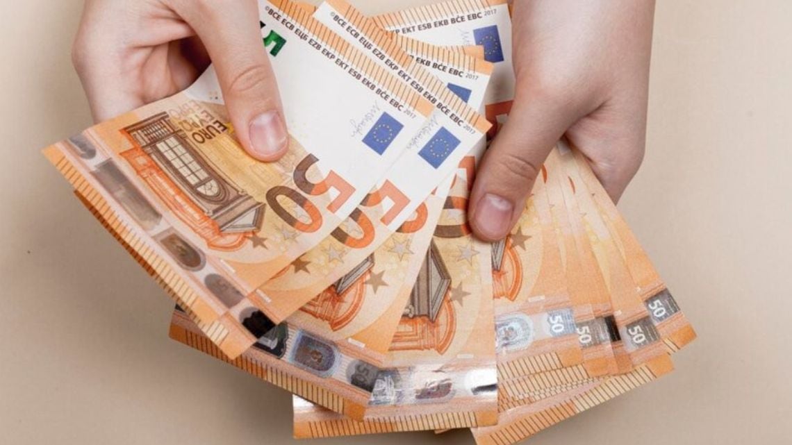 El euro blue cerró una semana sin movimiento y se sostiene por encima del oficial