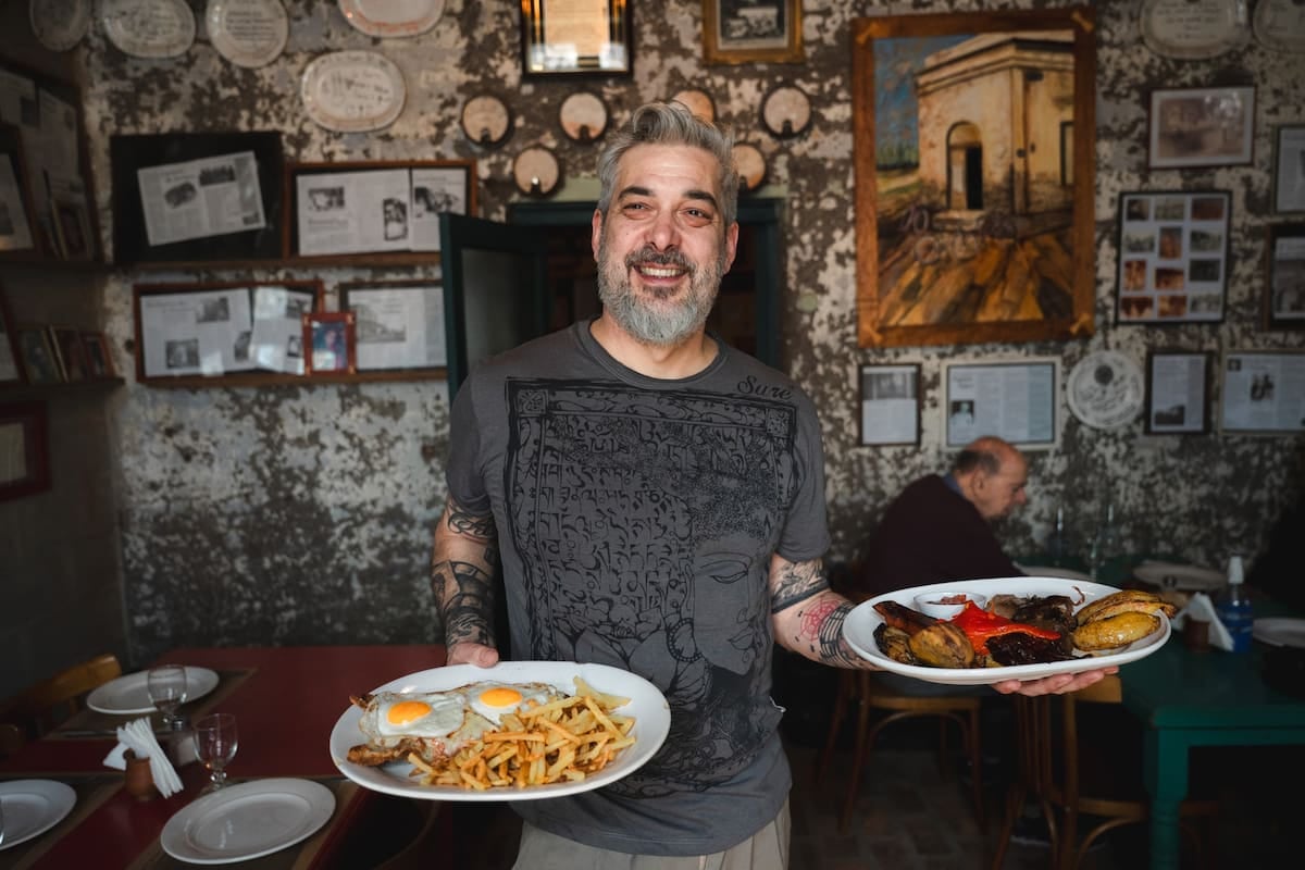 Azcuénaga, el pueblo bonaerense de 350 habitantes que apuesta por la gastronomía y las construcciones centenarias