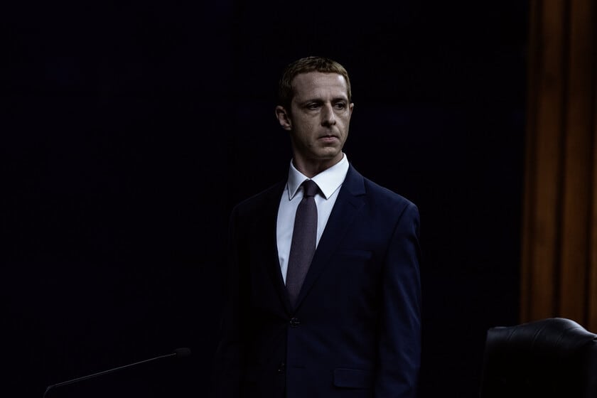 Volver a la pantalla de Facebook: Jeremy Strong se pone en la piel de Zuckerberg con la guía de Aaron Sorkin