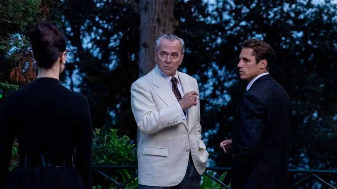 Un olor a nafta, un temporal y Sherlock fuera de la pantalla: la nueva apuesta de Netflix que mira al policial clásico