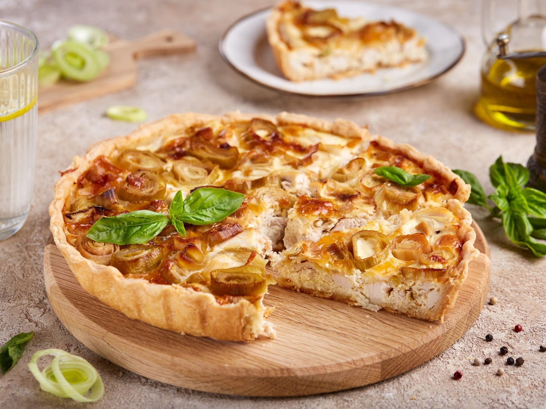 Reconvertir el pollo del domingo: una tarta casera para estirar el menú y evitar desperdicios
