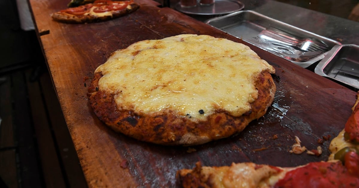 Una pizza, una fainá y una jarra: en Güerrín, la cuenta llegó a los $51.390 gracias al descuento en efectivo