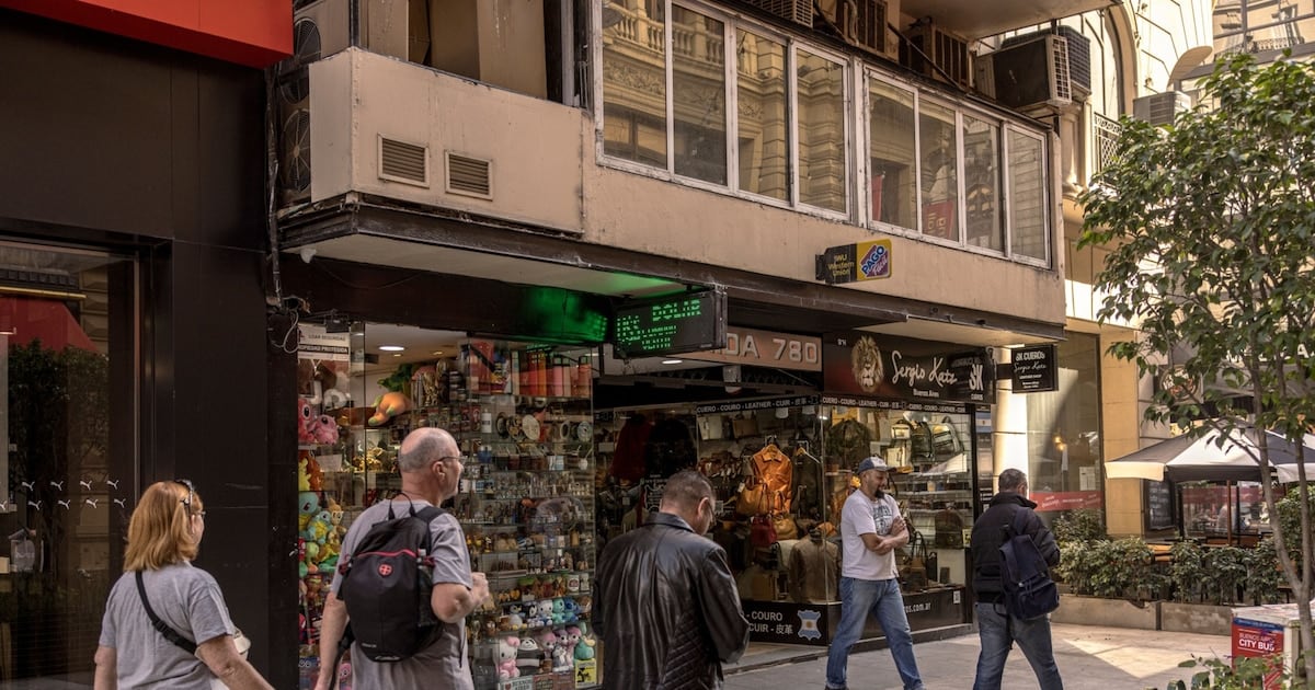 El billete verde se planta en las pizarras: $1.535 en el Nación y $1.550 en las cuevas