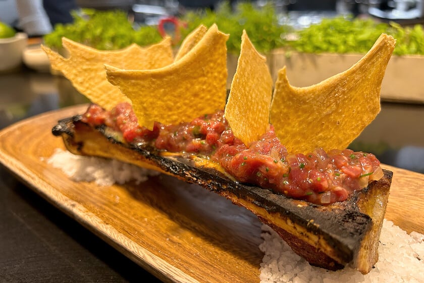 El steak tartar sobre tuétano caliente que distingue la oferta de Barra Baja en Sevilla
