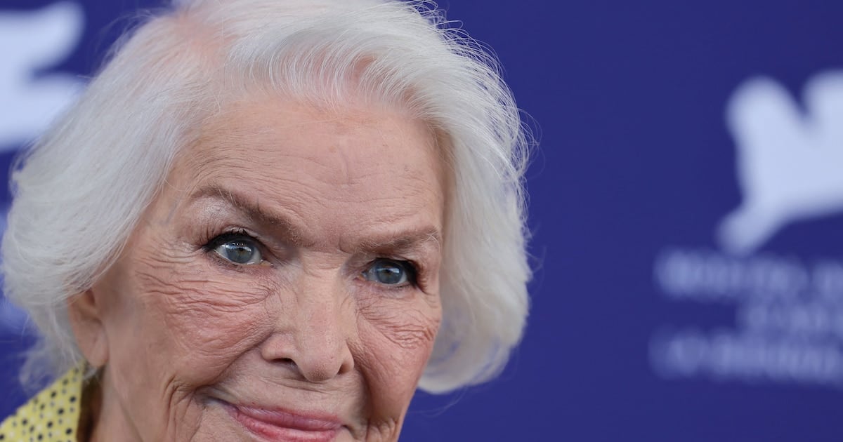 A los 93, Ellen Burstyn muestra que moverse es un proyecto de todos los días: lo que la ciencia dice sobre combinar caminata y fuerza