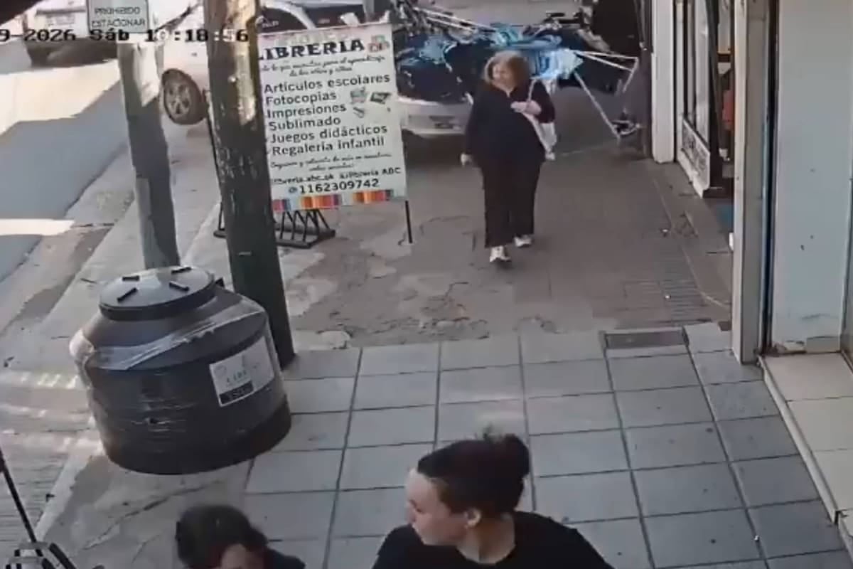 Atropelló a una joven en la vereda de un local de ropa en Almirante Brown y quedó registrado por una cámara