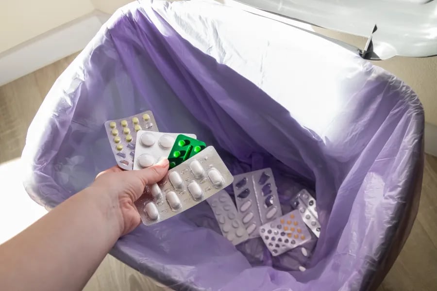 Vecinos del centro neuquino alertan por medicamentos vencidos en la calle y piden un descarte más claro