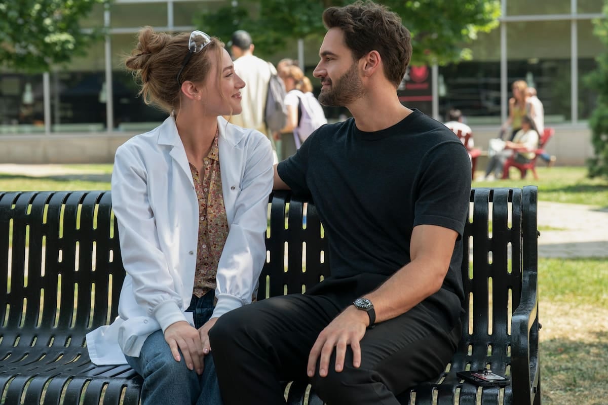 La hipótesis del amor aterriza en Prime Video con Reinhart y Bateman: la comedia romántica con profesor y estudiante que ya seduce a los suscriptores argentinos