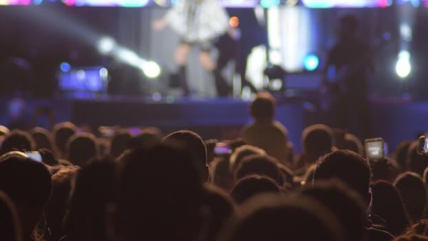La última noche de Lali en el Monumental se llenó de abrazos, guitars y un beso que hizo historia