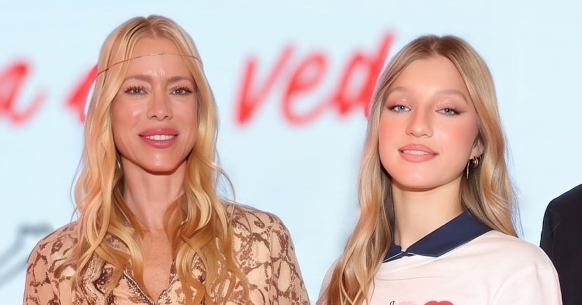 Allegra Cubero se calzó la gorra y caminó la pasarela con Nicole Neumann mirándola de cerca