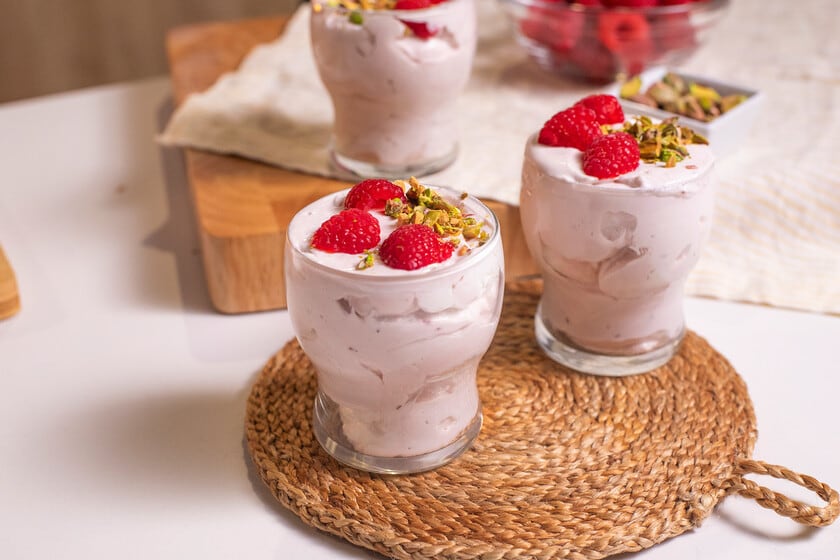 Mousse de frambuesas sin huevo: un postre que se arma en minutos y termina en la heladera