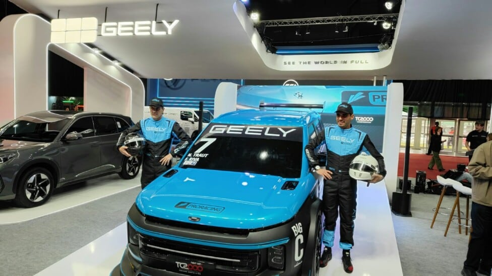 Geely se mete en el TC2000 con una SUV turquesa, dos pilotos y un chino al volante del proyecto
