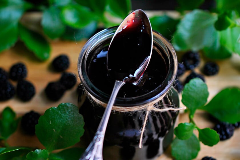 Una mermelada casera de moras silvestres que suma manzana y limón para untar o rellenar