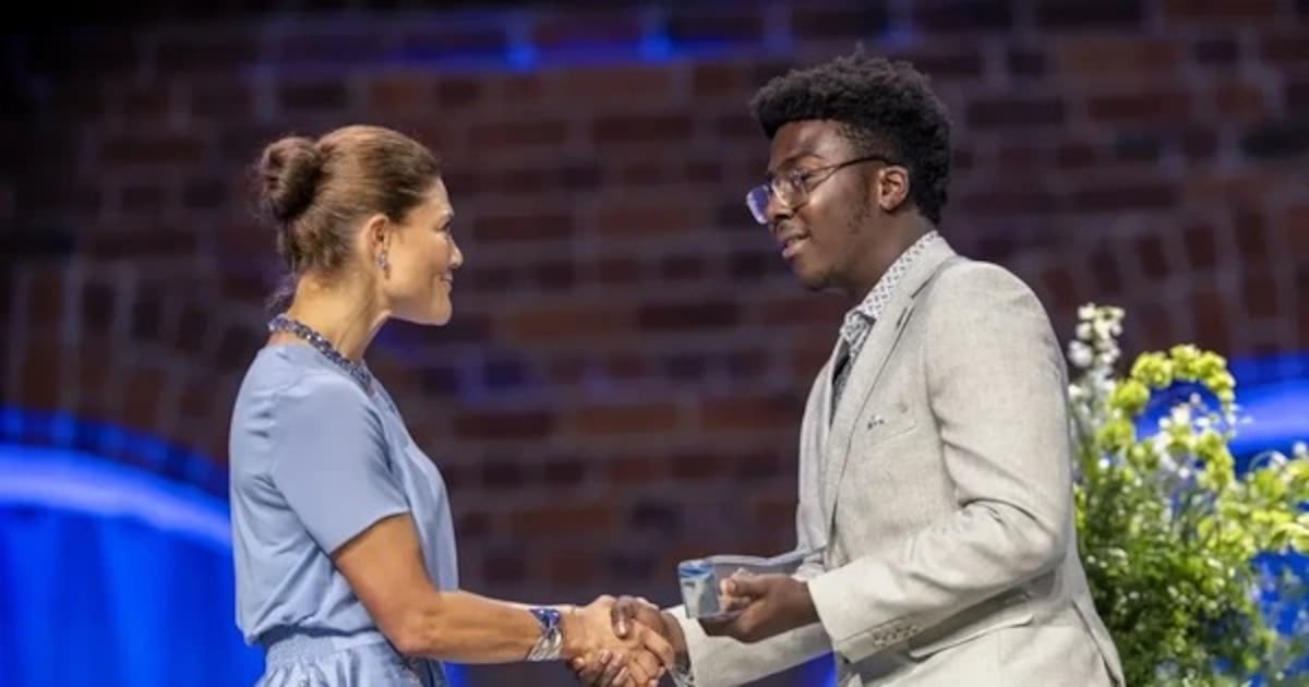 Un adolescente canadiense creó un robot que usa inteligencia artificial y un líquido magnético para retirar plásticos del agua