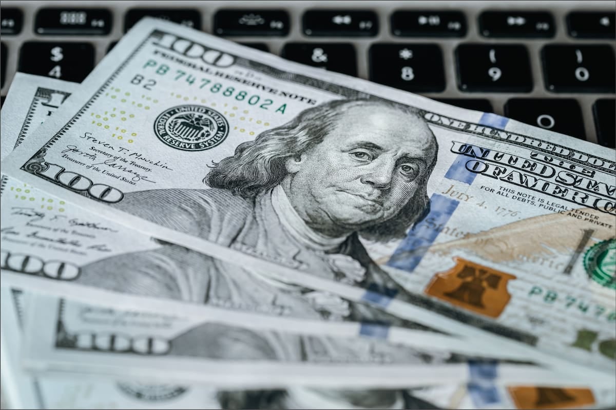 El dólar oficial se sostiene en $1540 y el blue en $1560, mientras la compra por home banking sigue sujeta a cada banco