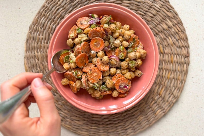 Una propuesta al horno para sumar legumbres y verduras de raíz con un giro de sésamo