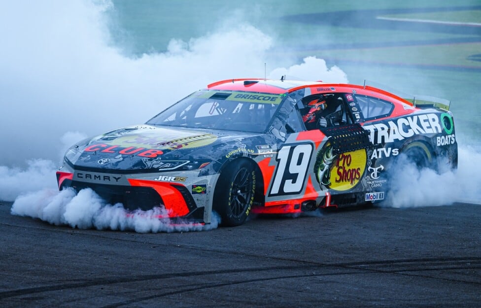 Briscoe se hizo el vivo en Las Vegas y Larson, con el coche hecho pedazos, estira la diferencia en los playoffs