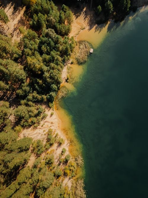 La isla que guarda una capilla de 1933 en medio del lago Lácar