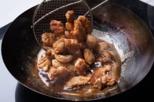 Pollo al limón con rebozado doble: la técnica para una cubierta crocante y un interior jugoso