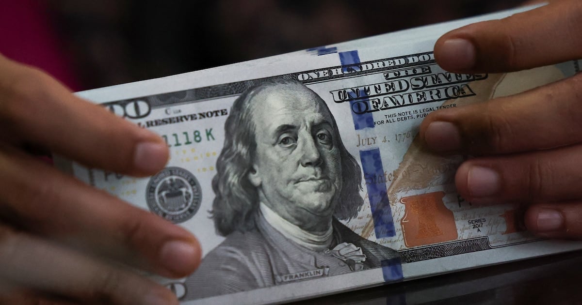 El blue avanzó cinco pesos y se aleja del techo que el Nación sostiene en 1.540