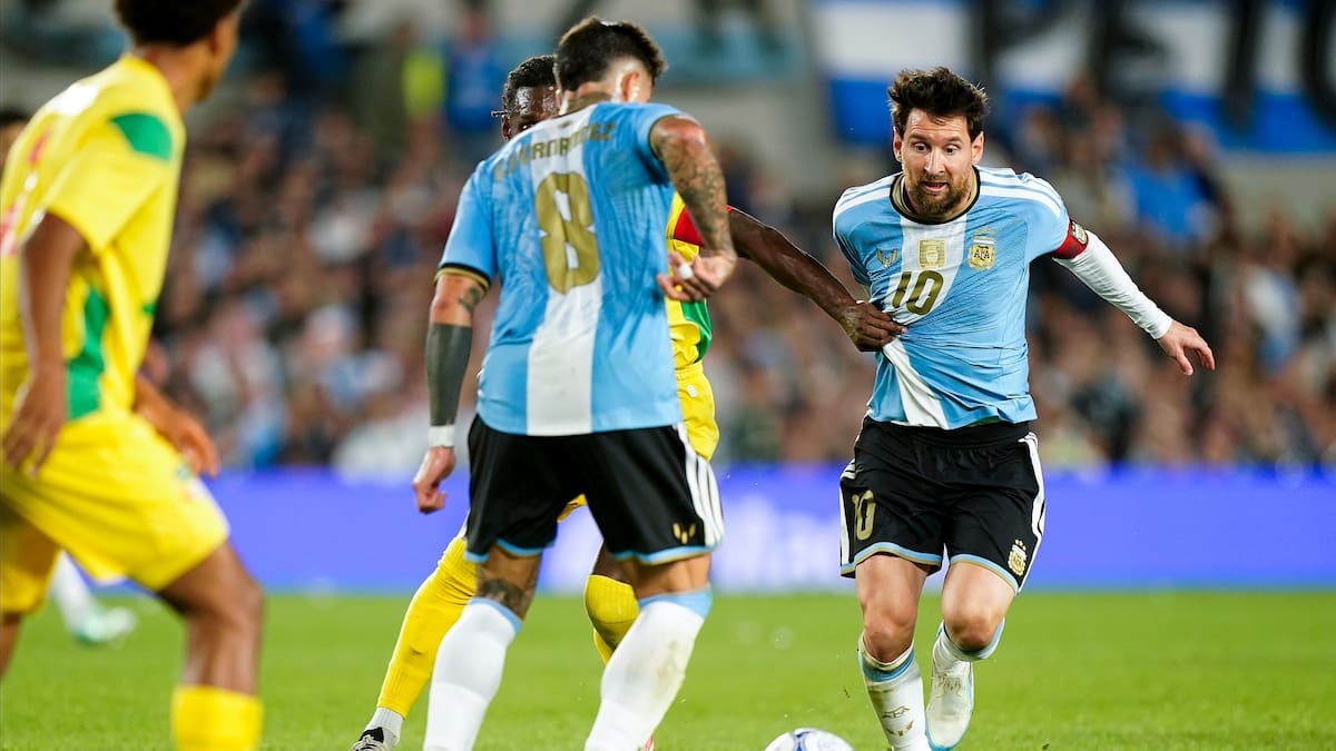 El 1 a 0 que le dibuja una sonrisa a la Pulga: Otamendi le firmó la despedida