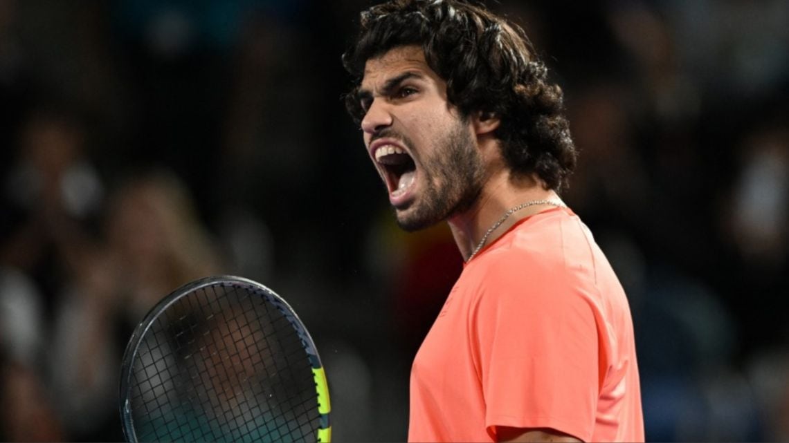 Alcaraz se sacó la mufa, metió la remontada y va por el bicampeonato en Tokio