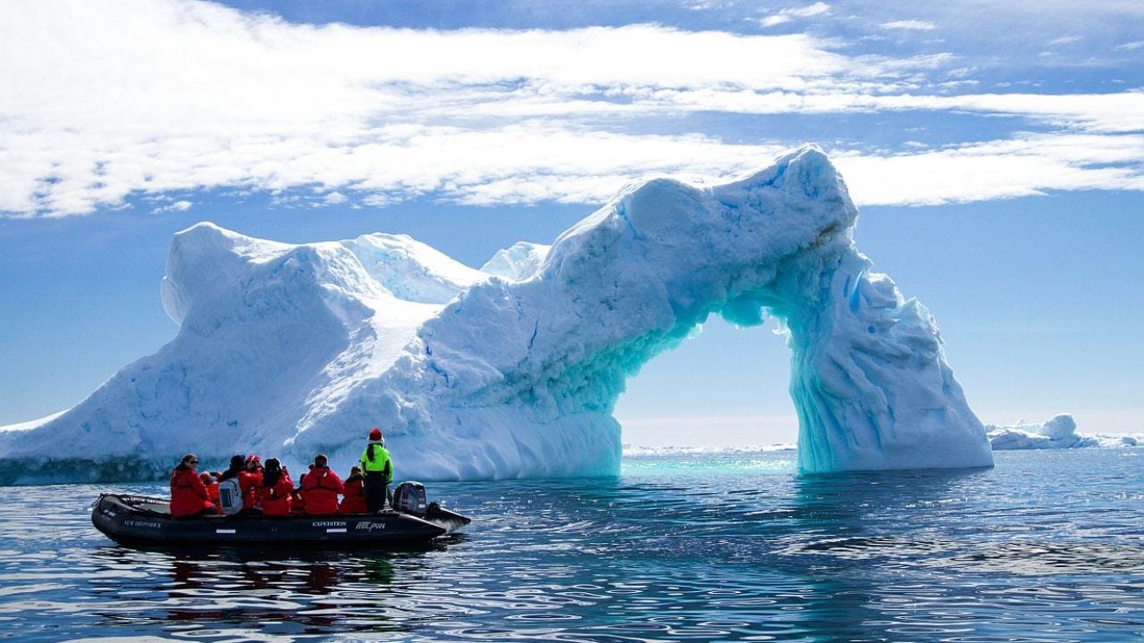 La Antártida extrema: una vuelta completa de casi dos meses a bordo de un rompehielos francés