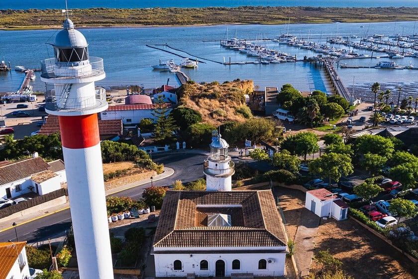 El Rompido: coquinas, dos faros y un ferry hacia las dunas móviles de Huelva