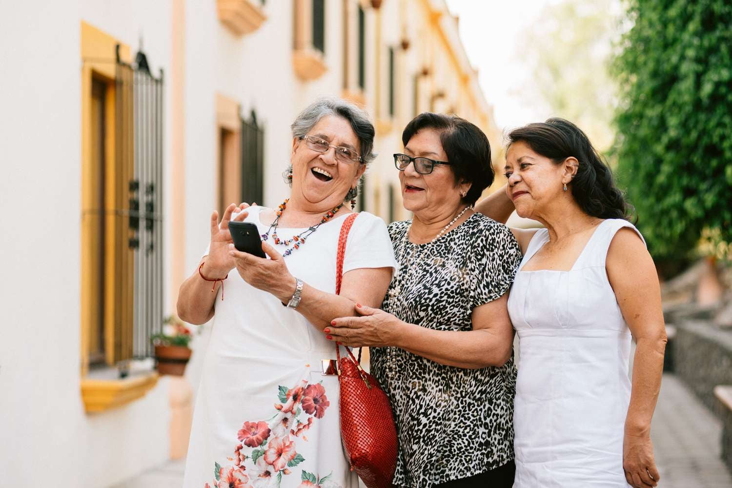 Sandra y Eleanor, las amigas tejanas que a los 85 siguen tachando países en su mapa