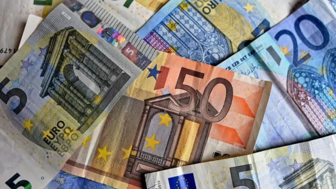 El euro blue retrocedió seis pesos y se alejó del récord en el cierre de la semana