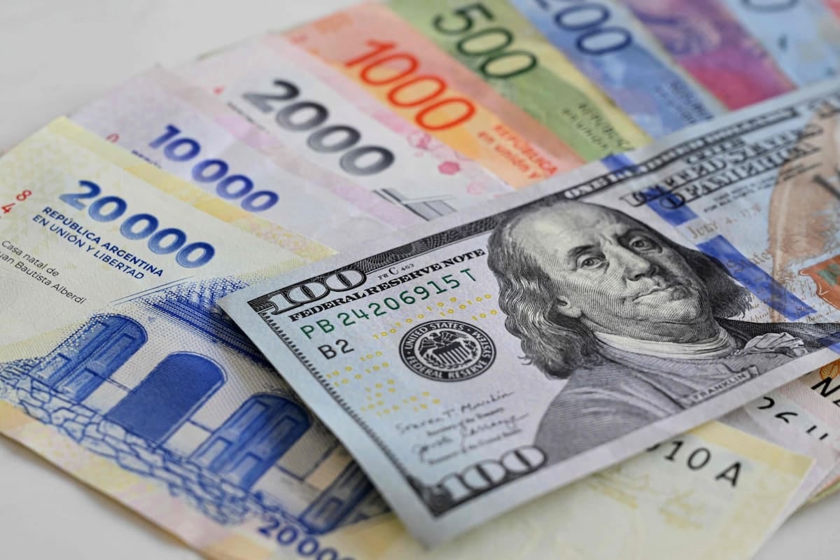 Argentina se abarató en dólares por segundo mes, pero la ropa y los restaurantes siguen siendo los más caros de la región
