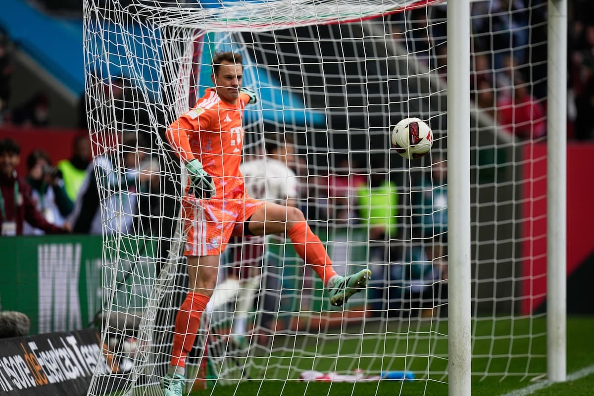 A Neuer le jugaron una mala pasada y Bayern se quedó con las manos vacías en Augsburgo