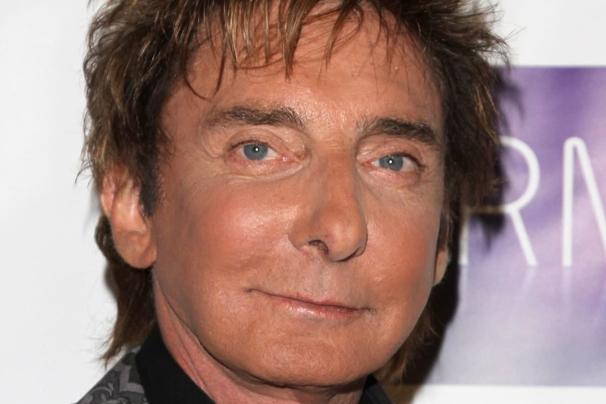 Manilow se baja del escenario en Las Vegas con bronquitis y la residencia queda otra vez en suspenso