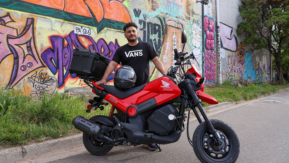 A los 40 y sobre dos ruedas: un mecánico de Neuquén deja todo para llegar a Alaska en una moto urbana de 110 cilindradas