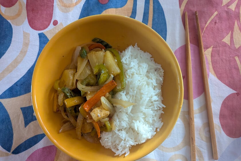 Tofu agridulce con piña: cómo armar el salteado clásico sin perder la textura