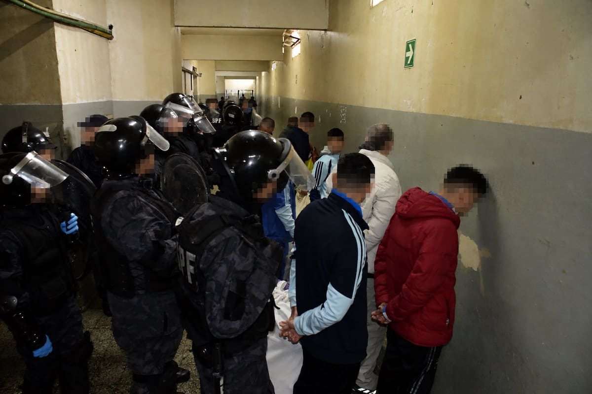 Operativo en marcha: comenzaron a trasladar internos del penal de Devoto al flamante complejo de Marcos Paz