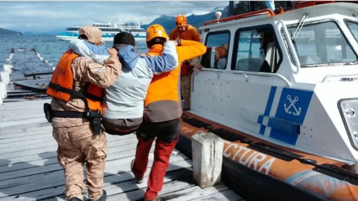 Evacuaron por el Nahuel Huapi a un turista lesionado en el sendero al Bosque de los Arrayanes